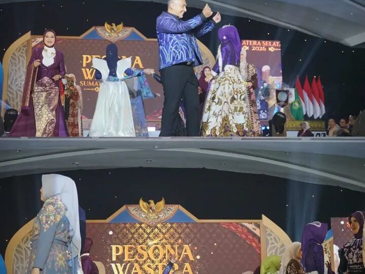 Fashion Show Wastra Sumatera Selatan Ketua TP PKK Musi Rawas Tampilkan Kekayaan Budaya Lokal di Palembang 