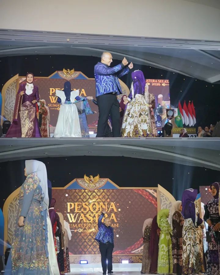 Fashion Show Wastra Sumatera Selatan Ketua TP PKK Musi Rawas Tampilkan Kekayaan Budaya Lokal di Palembang 