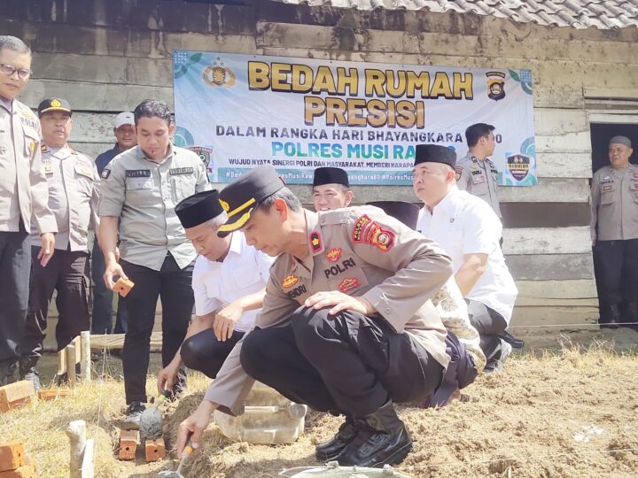 Jelang Hari Bhayangkara ke-80, Polres Musi Rawas Bedah Empat Rumah Warga dari Donasi Personel