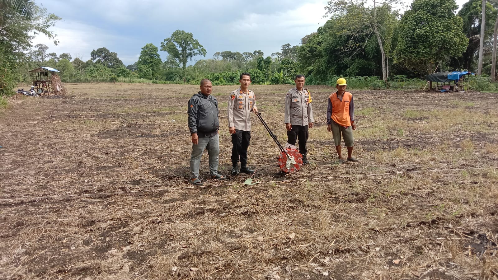 Kapolsek Lubuklinggau Selatan 1 beserta jajaran juga menyisihkan waktu sejenak untuk turun langsung Keareal Lahan Penanaman Bibit Jagung 