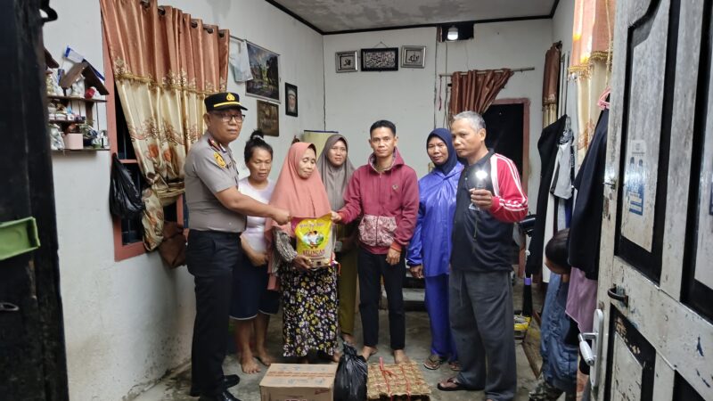 Wujud Kepedulian dan Dukungan Moril Kepada Masyarakat Yang Mengalami Musibah Angin Kencang Dilakukan Tiga Pilar Antara Polsek Lubuklinggau Timur 1 Bersama Kelurahan Wirakarya Dan RT Setempat