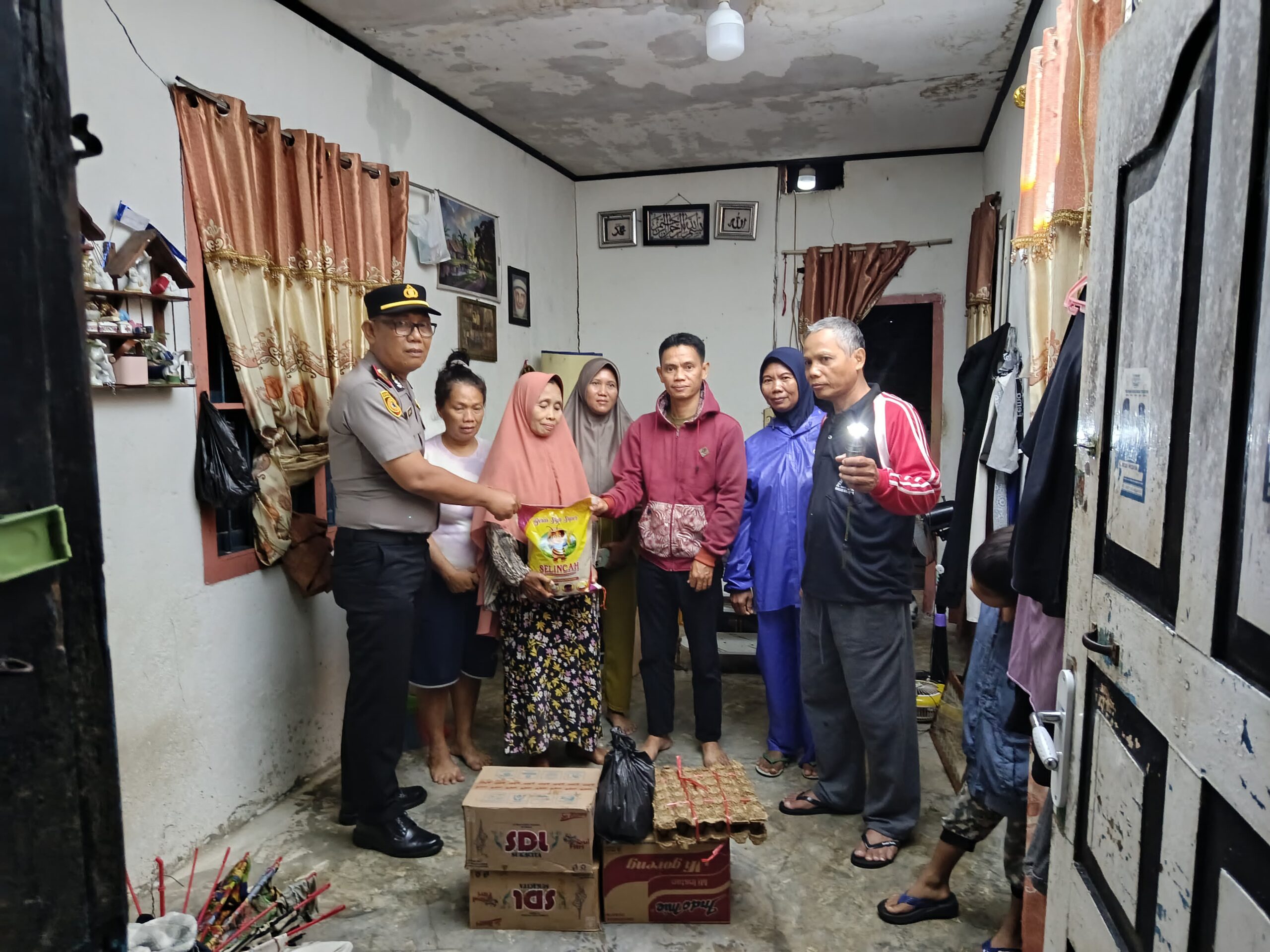 Wujud Kepedulian dan Dukungan Moril Kepada Masyarakat Yang Mengalami Musibah Angin Kencang Dilakukan Tiga Pilar Antara Polsek Lubuklinggau Timur 1 Bersama Kelurahan Wirakarya Dan RT Setempat