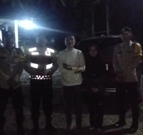 Respons Cepat Call Center 110, Polsek BTS Ulu Polres Musi Rawas Bantu Warga Pecah Ban di Jembatan Temelat Cecar