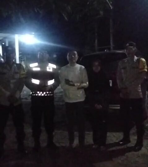 Respons Cepat Call Center 110, Polsek BTS Ulu Polres Musi Rawas Bantu Warga Pecah Ban di Jembatan Temelat Cecar