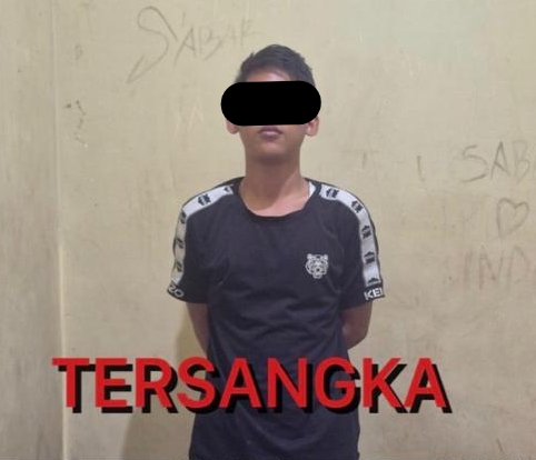 Modus “Lempar HP” di Jalan Sepi Ketika korban Turun Dari Motor Untuk Mengambilkan Ponsel Tersebut, Tersangka AS Langsung Tancap Gas