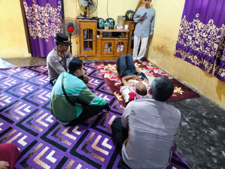 Sat Binmas Polres Lubuk Linggau Sambangi kediaman Bapak Zulkarnain, Driver Ojek Online Korban Kecelakaan Lalu Lintas, Serahkan bantuan Sembako