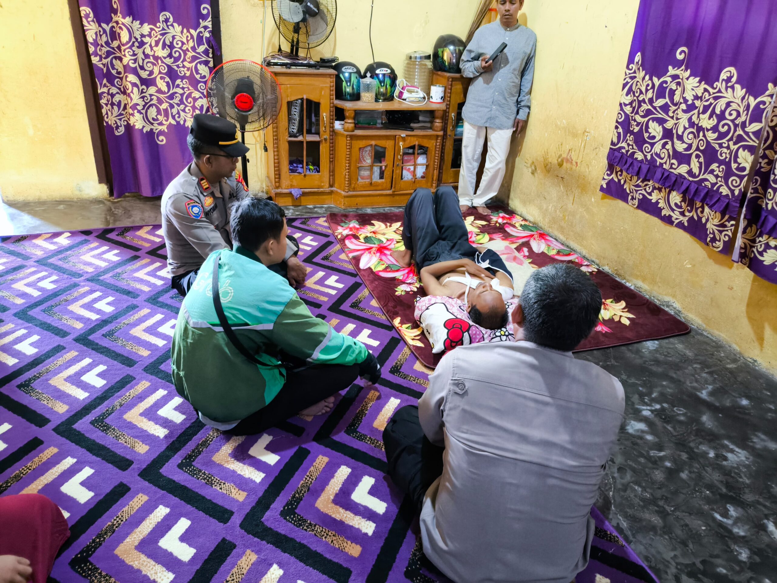 Sat Binmas Polres Lubuk Linggau Sambangi kediaman Bapak Zulkarnain, Driver Ojek Online Korban Kecelakaan Lalu Lintas, Serahkan bantuan Sembako