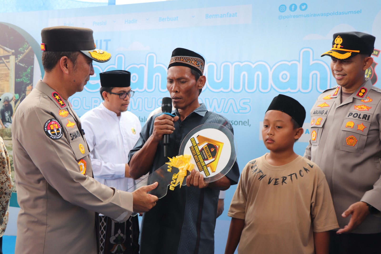 Kapolda Sumsel, Dapat Hadiah Gethuk Dari Warga Musi Rawas