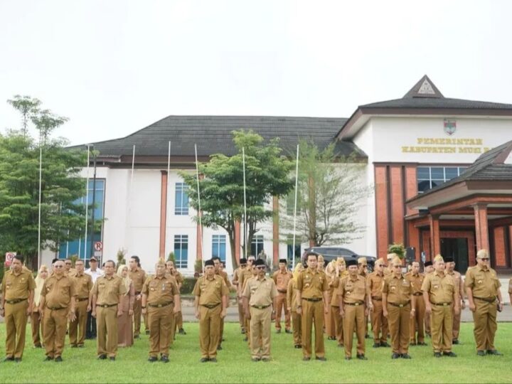 Bupati Musi Rawas H. Ratna Machmud Berikan Piagam Penghargaan Kepada para ASN yang Memasuki Masa Purna Tugas