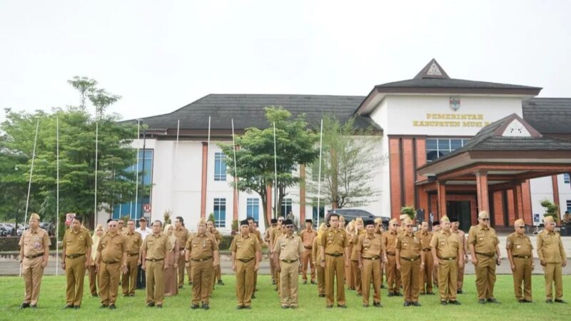 Bupati Musi Rawas H. Ratna Machmud Berikan Piagam Penghargaan Kepada para ASN yang Memasuki Masa Purna Tugas