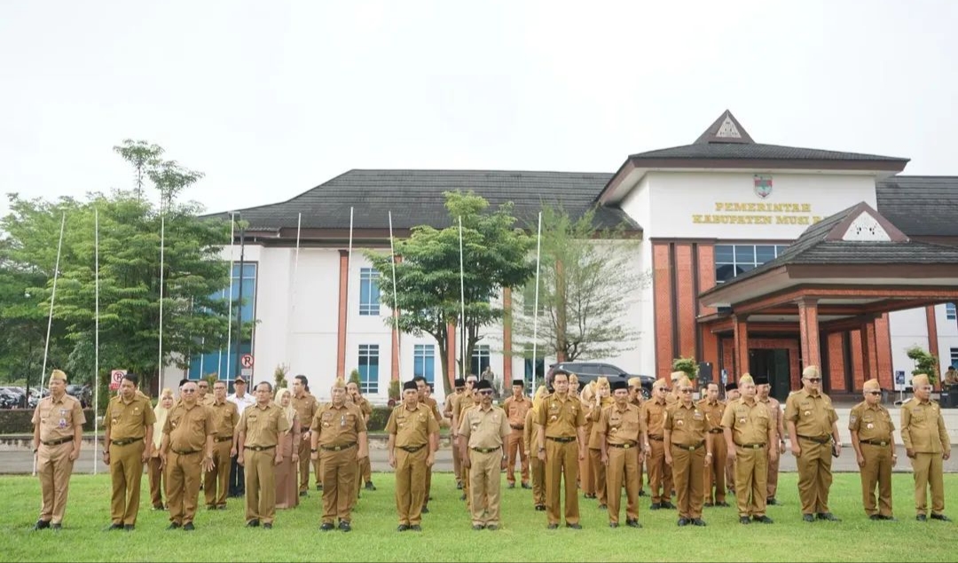 Bupati Musi Rawas H. Ratna Machmud Berikan Piagam Penghargaan Kepada para ASN yang Memasuki Masa Purna Tugas