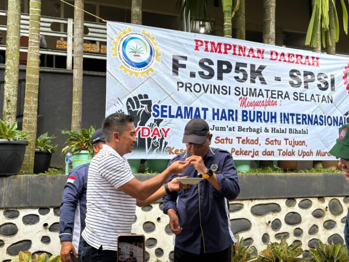 Jumat Berkah Berbagi di Hari Buruh Tiga DPC SPSI Musi Rawas, Kota Lubuklinggau, Musi Rawas Utara Bersinergi Dengan Polres Lubuklinggau