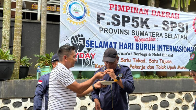 Jumat Berkah Berbagi di Hari Buruh Tiga DPC SPSI Musi Rawas, Kota Lubuklinggau, Musi Rawas Utara Bersinergi Dengan Polres Lubuklinggau