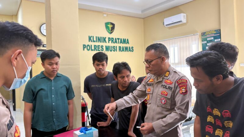 Prioritaskan Keselamatan, Polres Musi Rawas Gelar Ramp Check, Tes Kesehatan dan Tes Urine Kru Bus Jemaah Calon Haji