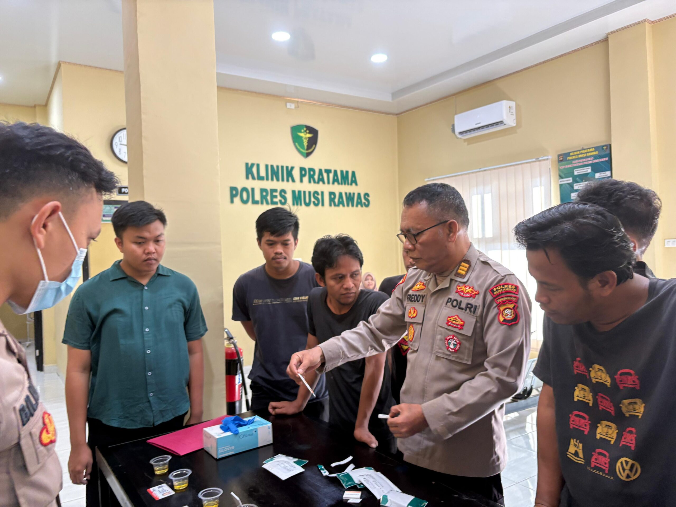 Prioritaskan Keselamatan, Polres Musi Rawas Gelar Ramp Check, Tes Kesehatan dan Tes Urine Kru Bus Jemaah Calon Haji