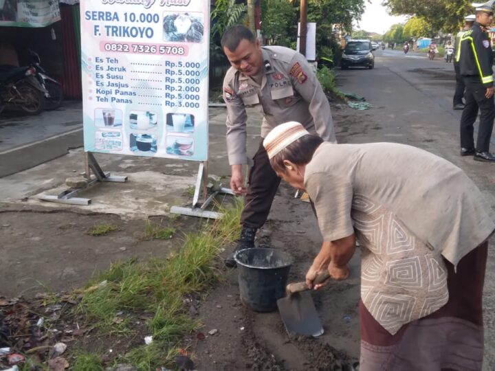 Polres Musi Rawas Sigap Tangani Tumpahan Minyak Penyebab Kecelakaan di Simpang F Tugumulyo