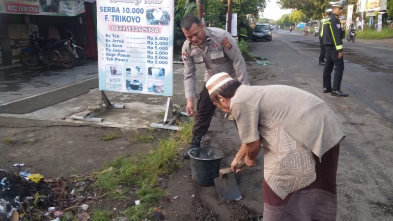 Polres Musi Rawas Sigap Tangani Tumpahan Minyak Penyebab Kecelakaan di Simpang F Tugumulyo