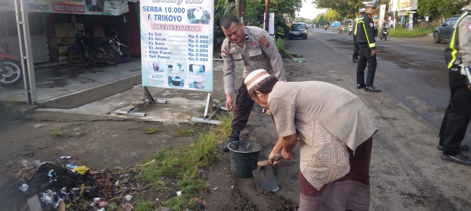 Polres Musi Rawas Sigap Tangani Tumpahan Minyak Penyebab Kecelakaan di Simpang F Tugumulyo