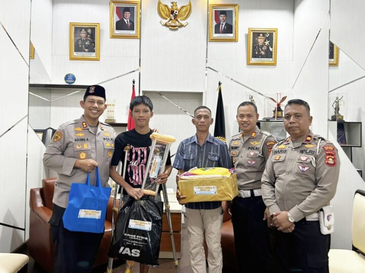 Aldo, Korban Lakalantas Terima Bantuan Tongkat dan Sembako, Kapolres Musi Rawas Sentuhan Humanis di Hari Bhayangkara ke -80