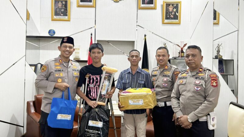 Aldo, Korban Lakalantas Terima Bantuan Tongkat dan Sembako, Kapolres Musi Rawas Sentuhan Humanis di Hari Bhayangkara ke -80