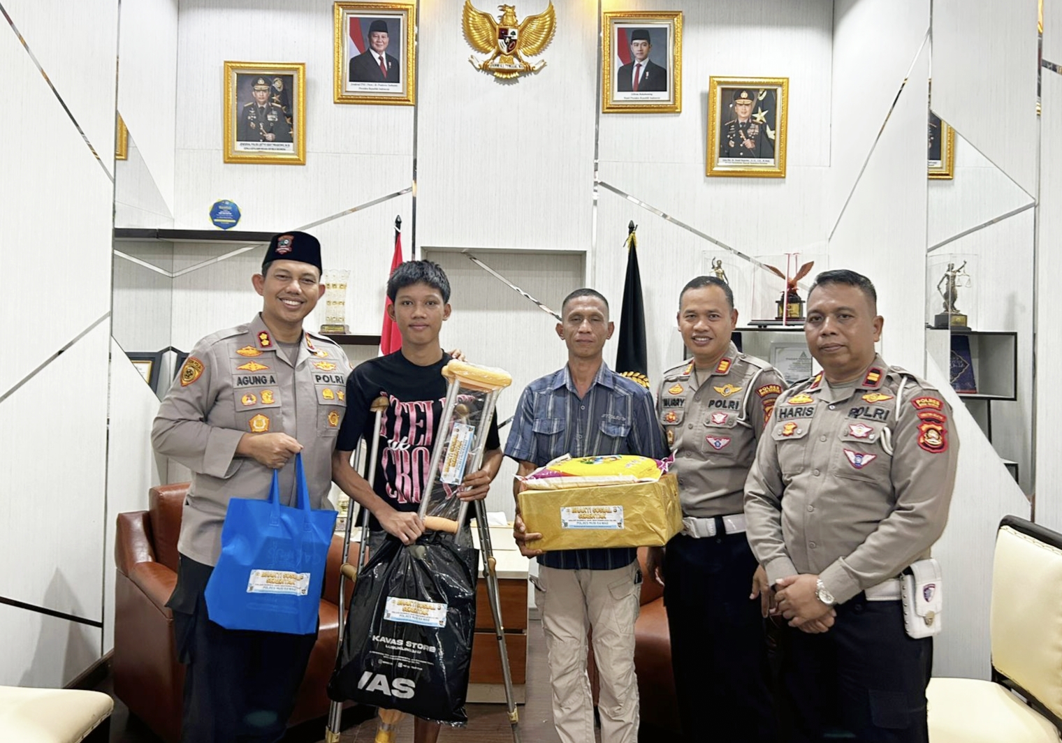 Aldo, Korban Lakalantas Terima Bantuan Tongkat dan Sembako, Kapolres Musi Rawas Sentuhan Humanis di Hari Bhayangkara ke -80