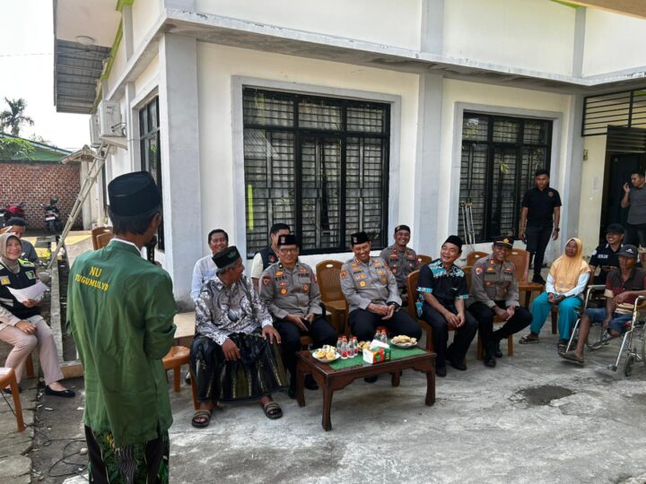 Sinergi Religi: Kapolres Musi Rawas Serahkan Bantuan Tempat Wudhu dari Kapolda Sumsel untuk Ponpes Walisongo
