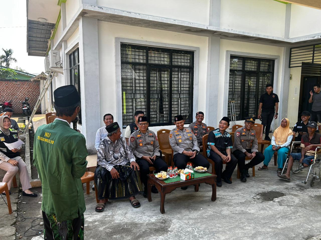 Sinergi Religi: Kapolres Musi Rawas Serahkan Bantuan Tempat Wudhu dari Kapolda Sumsel untuk Ponpes Walisongo