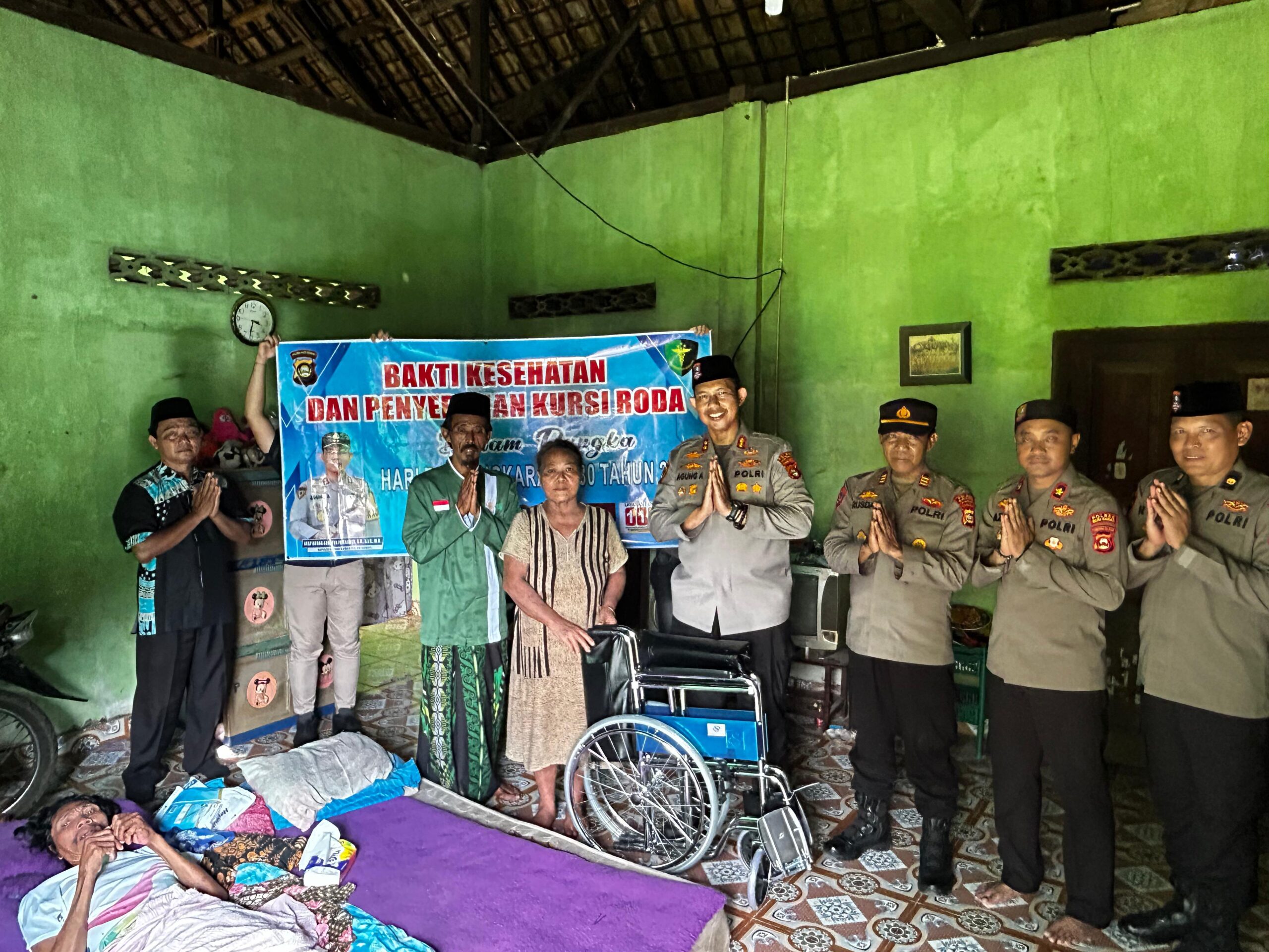 Wujud Kepedulian Polri, Kapolres Musi Rawas Serahkan Bantuan Kursi Roda