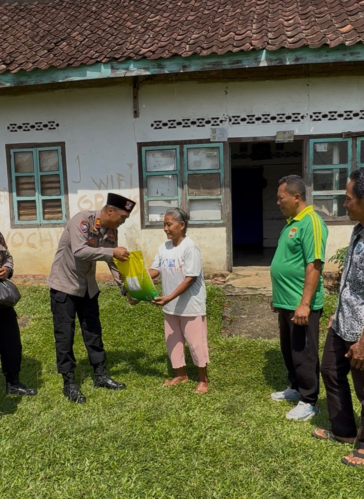Sambut Hari Bhayangkara ke-80, Kapolres Musi Rawas Melalui Sat Binmas Gelar Jumat Berkah Berbagi