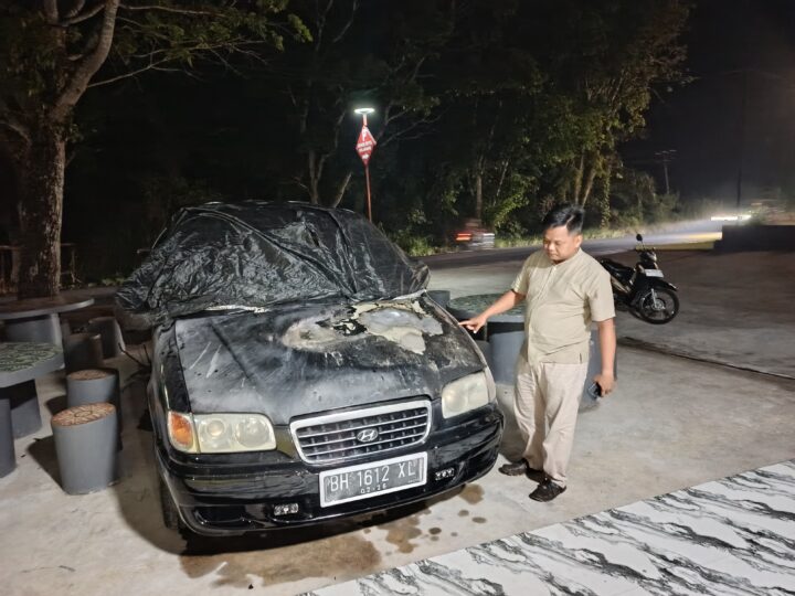 Aksi Sigap dan Respons Cepat Tanggapi Laporan kedaruratan di tengah Masyarakat, Kapolsek Lubuklinggau Utara I Pimpin Aksi Padamkan Api Kebakaran Mobil 