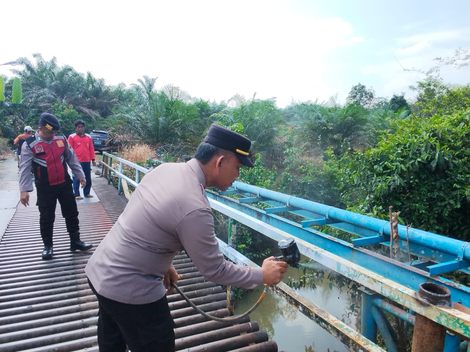 Sambut Hari Bhayangkara ke-80, Polres Musi Rawas Hadir Bangun Jembatan dan Perkuat Akses Warga Jayaloka