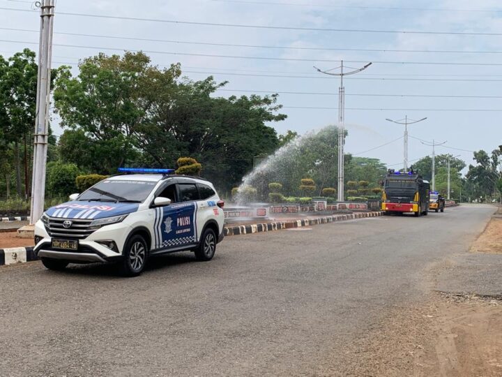 Dampak Pemanasan Global, Kapolres Musi Rawas Perintahkan Sat Samapta Terjunkan Water Cannon untuk Menyiram Tanaman dan Jalan