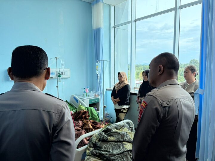 Wujud Empati Mendalam, Polres Musi Rawas Sambangi Korban Laka Lantas Saat Pengawalan Jemaah Haji