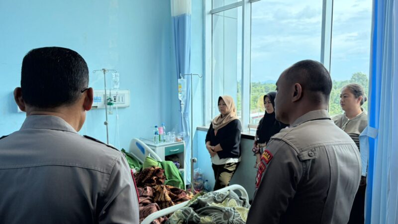 Wujud Empati Mendalam, Polres Musi Rawas Sambangi Korban Laka Lantas Saat Pengawalan Jemaah Haji