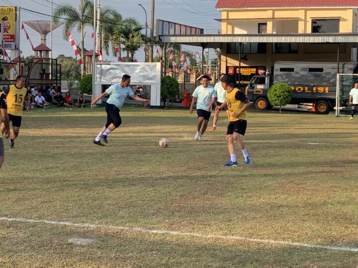 Harmoni di Lapangan Hijau: Kapolres Musi Rawas Pererat Solidaritas Melalui Sepak Bola