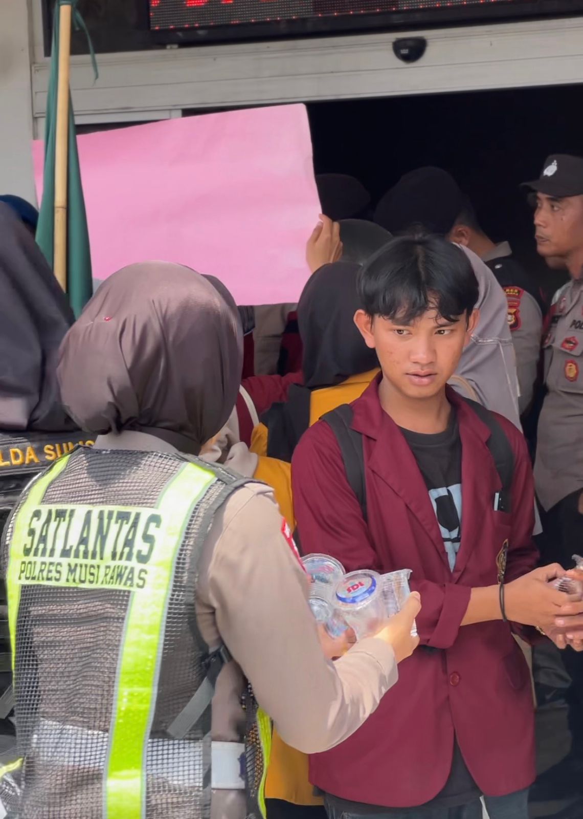 Merajut Aspirasi dalam Kedamaian: Sinergi Humanis Polres Musi Rawas di Tengah Aksi Mahasiswa