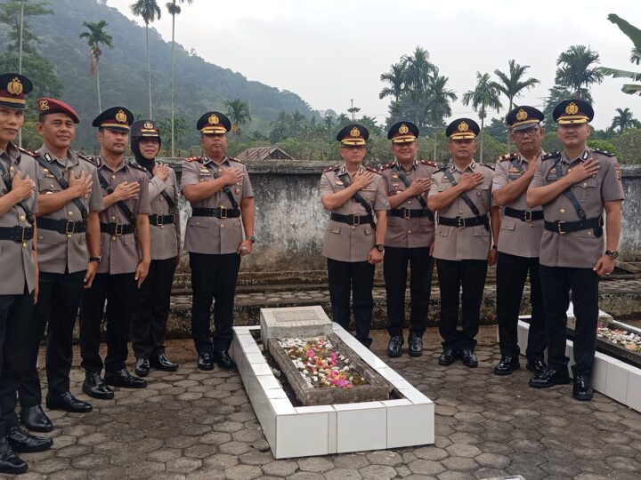 Menjelang HUT Bhayangkara Ke-80 Polres Lubuklinggau Dan Polres Musi Rawas Ziarah Bersama Di TMP Patria Bukit Sulap