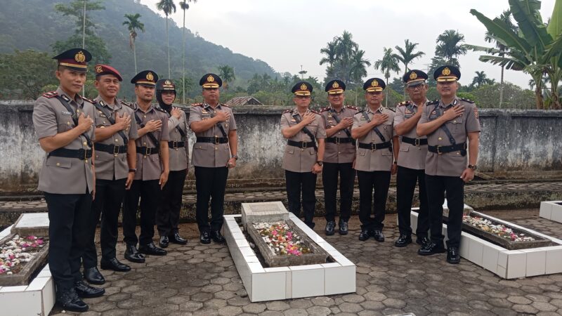 Menjelang HUT Bhayangkara Ke-80 Polres Lubuklinggau Dan Polres Musi Rawas Ziarah Bersama Di TMP Patria Bukit Sulap