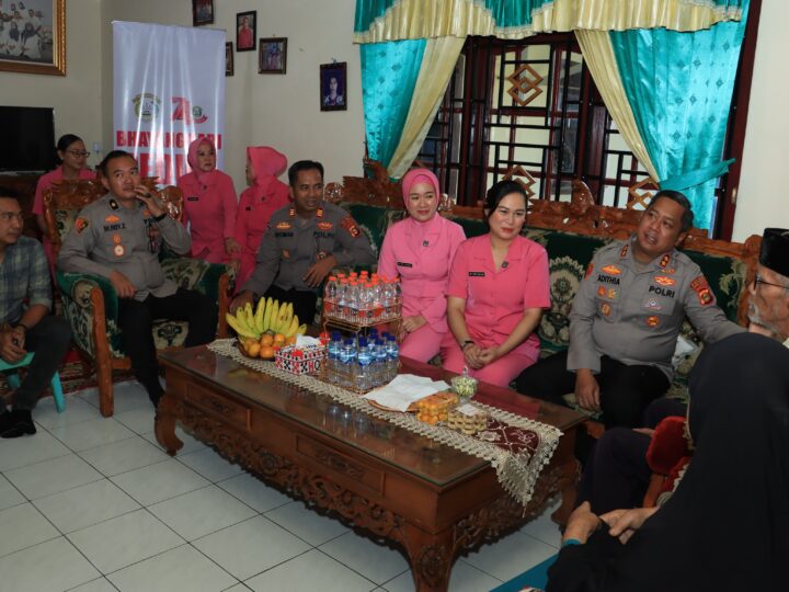 Menjaga Tali Silaturahmi Bentuk Penghormatan Atas Dedikasi Senior Korps Bhayangkara Kapolres Bersama Ketua Bhayangkari Cabang Lubuklinggau Anjangsana 