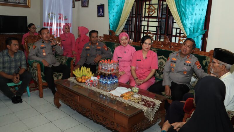 Menjaga Tali Silaturahmi Bentuk Penghormatan Atas Dedikasi Senior Korps Bhayangkara Kapolres Bersama Ketua Bhayangkari Cabang Lubuklinggau Anjangsana 