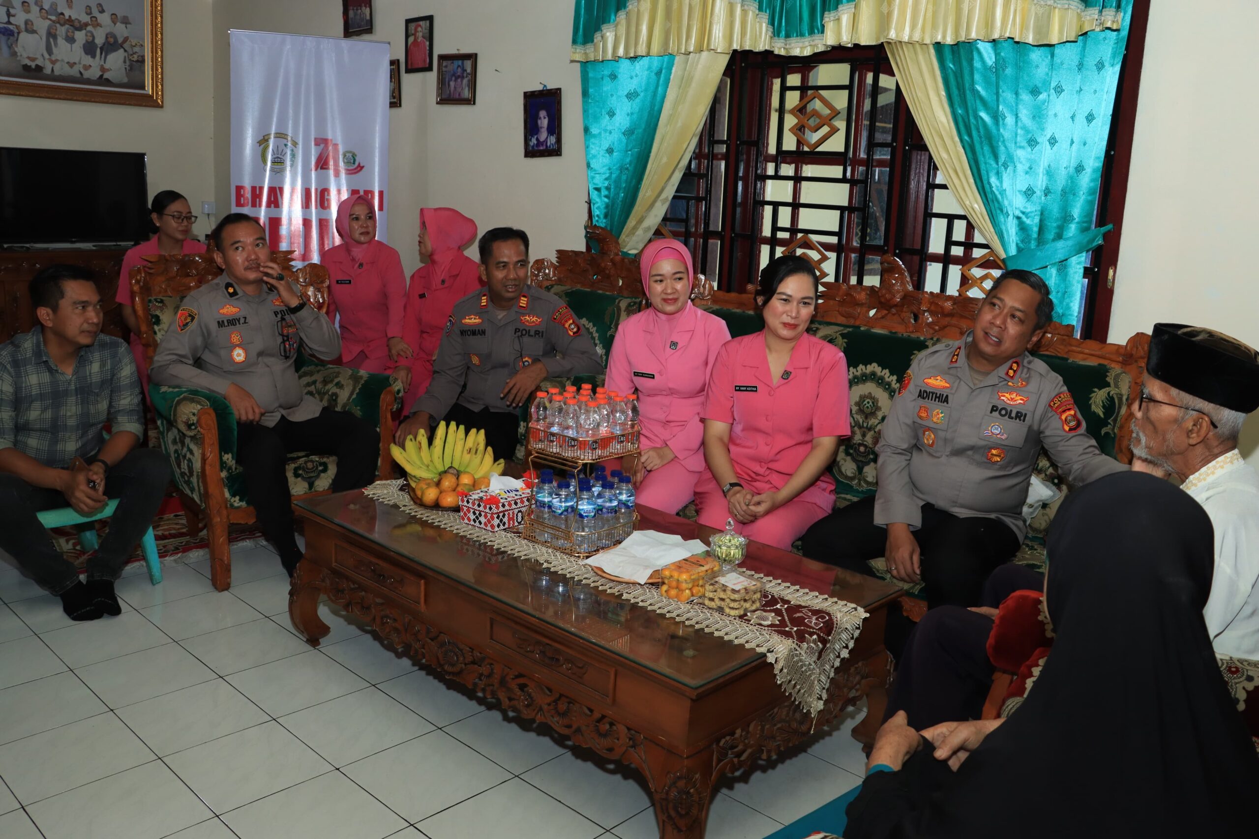 Menjaga Tali Silaturahmi Bentuk Penghormatan Atas Dedikasi Senior Korps Bhayangkara Kapolres Bersama Ketua Bhayangkari Cabang Lubuklinggau Anjangsana 