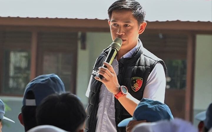 Zaman Era Digitalisasi Berkembang Pesat Polres Lubuklinggau Sosialisasi UU ITE Dan Transaksi Elektronik Di SMAN 2 Lubuklinggau 