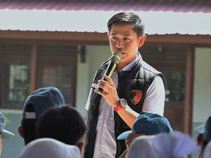 Zaman Era Digitalisasi Berkembang Pesat Polres Lubuklinggau Sosialisasi UU ITE Dan Transaksi Elektronik Di SMAN 2 Lubuklinggau 